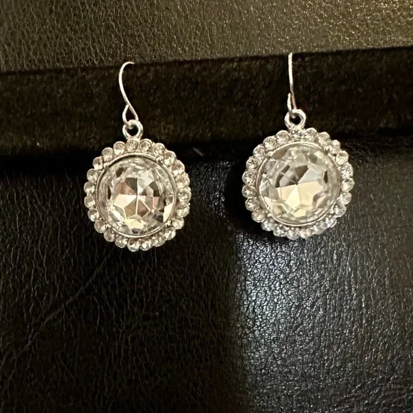 White Crystal Geo Drop Earrings Women’s Costume Jewelry - Picture 3 of 4